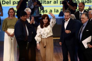 Zapatero y Baltasar Garzón arropan a Kirchner en un homenaje tras su condena por corrupción