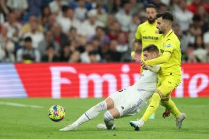 Álex Baena denuncia a Fede Valverde por darle un puñetazo tras el Madrid-Villarreal: dos versiones y dos "yo no soy así"