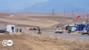 Azerbaiyán instala puesto de control en ruta que une Armenia con Nagorno Karabaj | El Mundo | DW