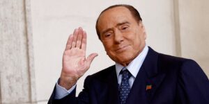 Berlusconi mejora y sale de cuidados intensivos