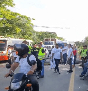 Bloqueo vial Valle: manifestantes piden elevar puente y soluciones invierno - Cali - Colombia