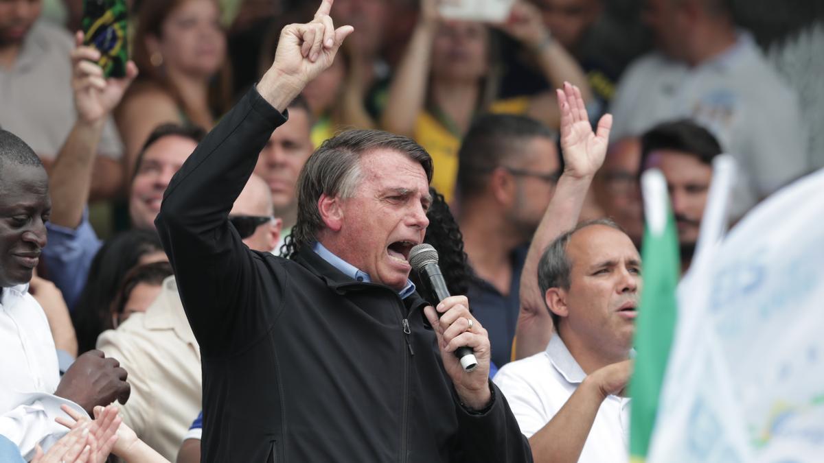 Bolsonaro atribuye su persecución a la "obra" que realizó en Brasil