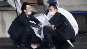 Buscan más explosivos en la casa del responsable del ataque al primer ministro de Japón