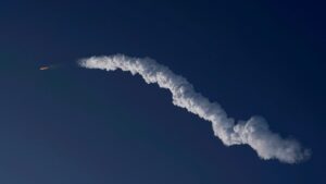 Cohete de SpaceX despega en su primer vuelo de prueba, pero luego explota