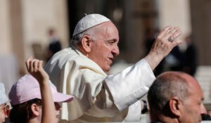 Dan de alta al papa Francisco tras sufrir una bronquitis
