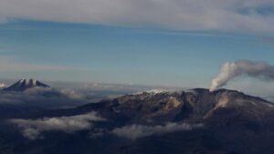 Declaran alerta naranja por el aumento de actividad del volcán Nevado del Ruiz