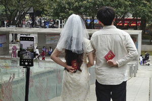Declogo chino para tener ms hijos: eliminar la millonaria dote de bodas a los padres de la novia