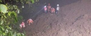 Deslizamiento en vía Medellín - Quibdó deja dos personas muertas - Medellín - Colombia