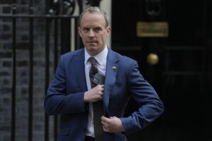 Dimite el viceprimer ministro britnico Dominic Raab tras la polmica por acoso laboral a sus empleados
