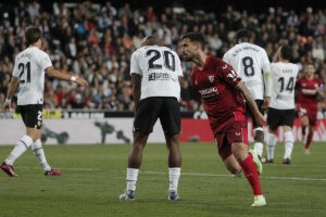 Dos zarpazos del Sevilla desquician a un Valencia que se condena | LaLiga Santander 2022