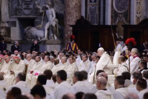 El Papa preside en San Pedro la celebración de la Pasión de Jesús, sin postrarse por sus problemas de movilidad