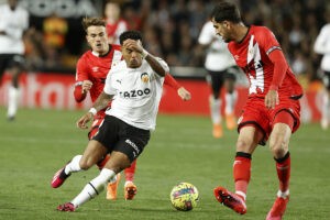 El Valencia rescata un empate ante el Rayo que le sabe a poco | LaLiga Santander 2022