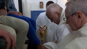 El papa Francisco lava los pies de varios jvenes presos