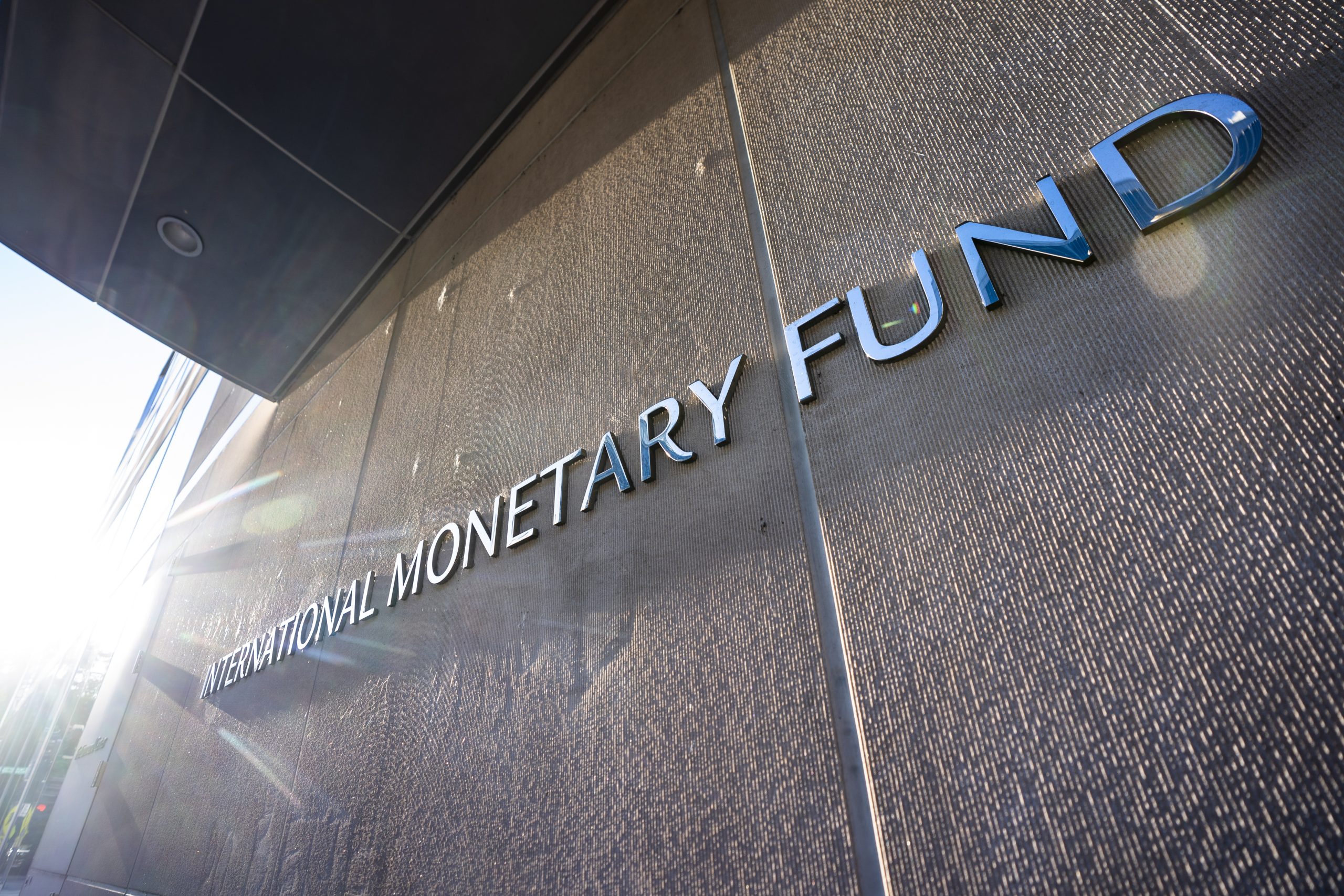 Mercados emergentes, "menos expuestos" a crisis bancaria: FMI