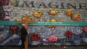 Mural por la paz en Belfast con la palabra 'Imagine'. EFE.