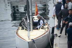 Juan Carlos I navega más de dos horas a bordo del Bribón y atraca en el puerto deportivo de Sanxenxo