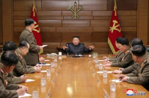 Kim Jong-un insta a fortalecer la capacidad disuasoria del ejrcito "de manera ms ofensiva"