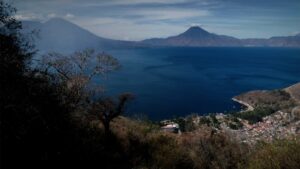 La misión de preservar el Atitlán, uno de los lagos más hermosos del mundo