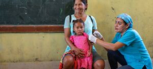 La vacunación infantil en América Latina rueda por un tobogán