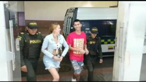 Ladrones capturados sonríen cuando los esposan en Bucaramanga - Santander - Colombia