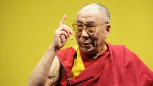 Las disculpas del Dalái Lama por el video en que le pregunta a un niño si quiere "chuparle la lengua"