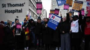 Las enfermeras británicas comienzan 28 horas de huelga tras fracasar la negociación salarial con el Gobierno