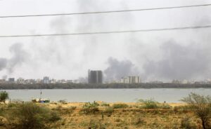Las paramilitares RSF y el Ejército de Sudán se acusan mutuamente de romper el alto el fuego de 24 horas