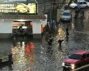 Lluvias provocan inundaciones en la carretera Panamericana