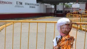 Migrantes queman piñatas de López Obrador y jefe de Migración en protesta