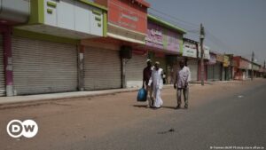 Miles de sudaneses huyen de Jartum y fuerzas acuerdan nueva tregua | El Mundo | DW
