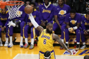 NBA: Los Lakers aplastan a los Grizzlies y los Kings fuerzan el sptimo contra los Warriors | NBA 2022