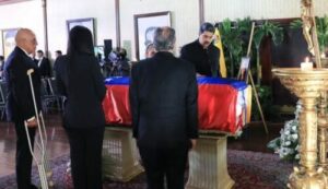 Nicolás Maduro rinde honores en capilla ardiente a Tibisay Lucena