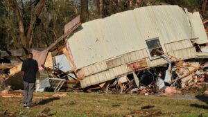 Otra oleada de tornados azota EEUU matando a más de una decena de personas