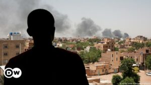 Paramilitares en Sudán ayudan a evacuar Embajada de EE.UU. | El Mundo | DW