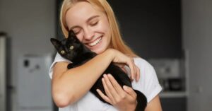 Por qué es un mito que los gatos sean indiferentes a la voz de los humanos