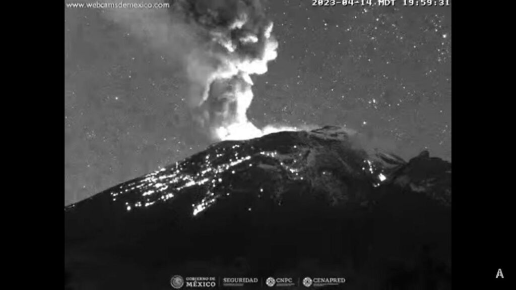 Protección Civil de Puebla reporta expulsión de "material incandescente" desde el volcán Popocatépetl de México