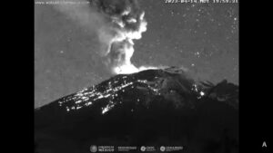 Protección Civil de Puebla reporta expulsión de "material incandescente" desde el volcán Popocatépetl de México
