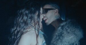 Rosalía y Rauw Alejandro son la versión ‘dosmilera’ de Drácula en el videoclip de ‘Vampiros’