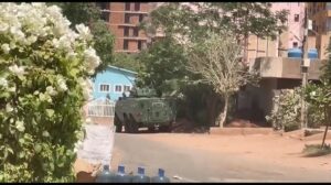 Sudán vuelve a hundirse en el caos con el estallido de combates entre el Ejército y las RSF