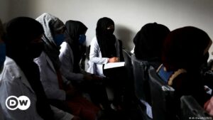 Talibanes prohíben a las afganas trabajar para la ONU en todo el país | El Mundo | DW