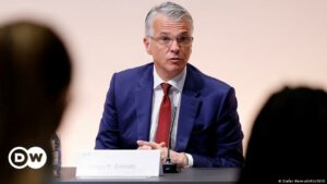 UBS nombra nuevo consejero delegado tras la compra de Credit Suisse | Europa al día | DW
