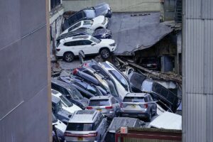 Un muerto y cuatro heridos al derrumbarse un aparcamiento de cuatro pisos en Nueva York