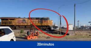 Una furgoneta sale disparada al chocar directamente con un tren de mercancías