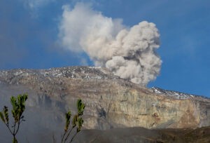Volcán Nevado del Ruiz muestra sismicidad cambiante y sigue en alerta naranja