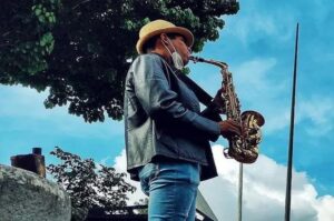 policía le reventó el saxofón a un músico que tocaba en las calles de Chacao