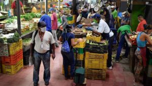 60,7% de los venezolanos percibe ingresos mensuales por debajo del costo de la canasta alimentaria