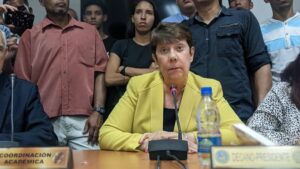 A gritos le piden la renuncia a rectora García Arocha luego de suspender comicios en la UCV