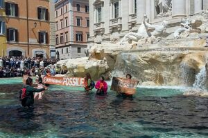 Activistas climticos tien de negro la Fontana de Trevi