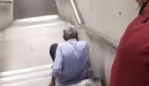 Adulto mayor se arrastra por la falta de escaleras mecánicas en el Metro de Caracas
