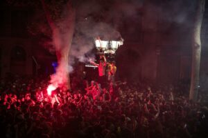 Aficionados del Barça cantan el himno del club en Canaletas